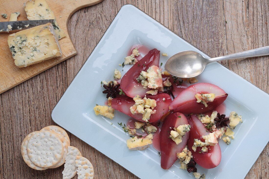 Stilton with red wine pears and crackers (England)
