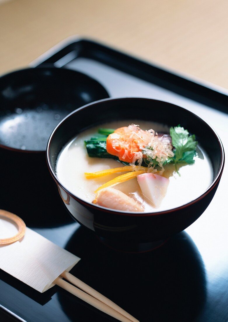 Mochi-Suppe mit Gemüse zum Neujahrsfest (Japan)