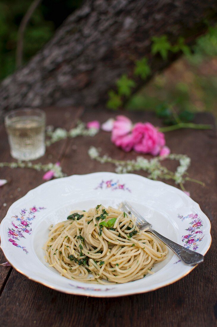 Spaghetti mit Anchovis, frischen Kräutern, Zitronenschale und Olivenöl