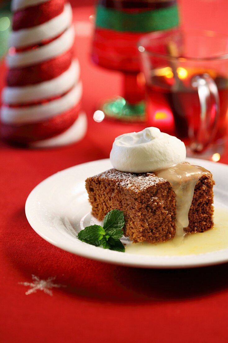 Ein Stück Gewürzkuchen mit Vanillesauce & Sahne zu Weihnachten