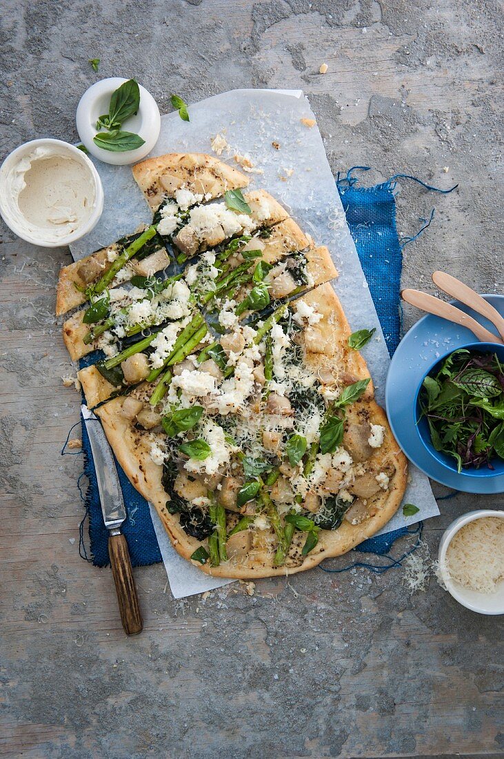 Pizza mit geschmorten Kohlrabi, Spargel und Ricotta