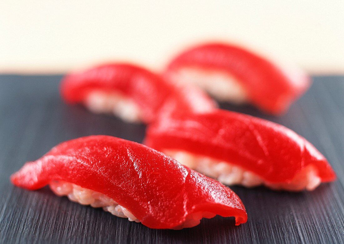 Nigiri-Sushi mit Thunfisch – Bilder kaufen – 11424905 StockFood