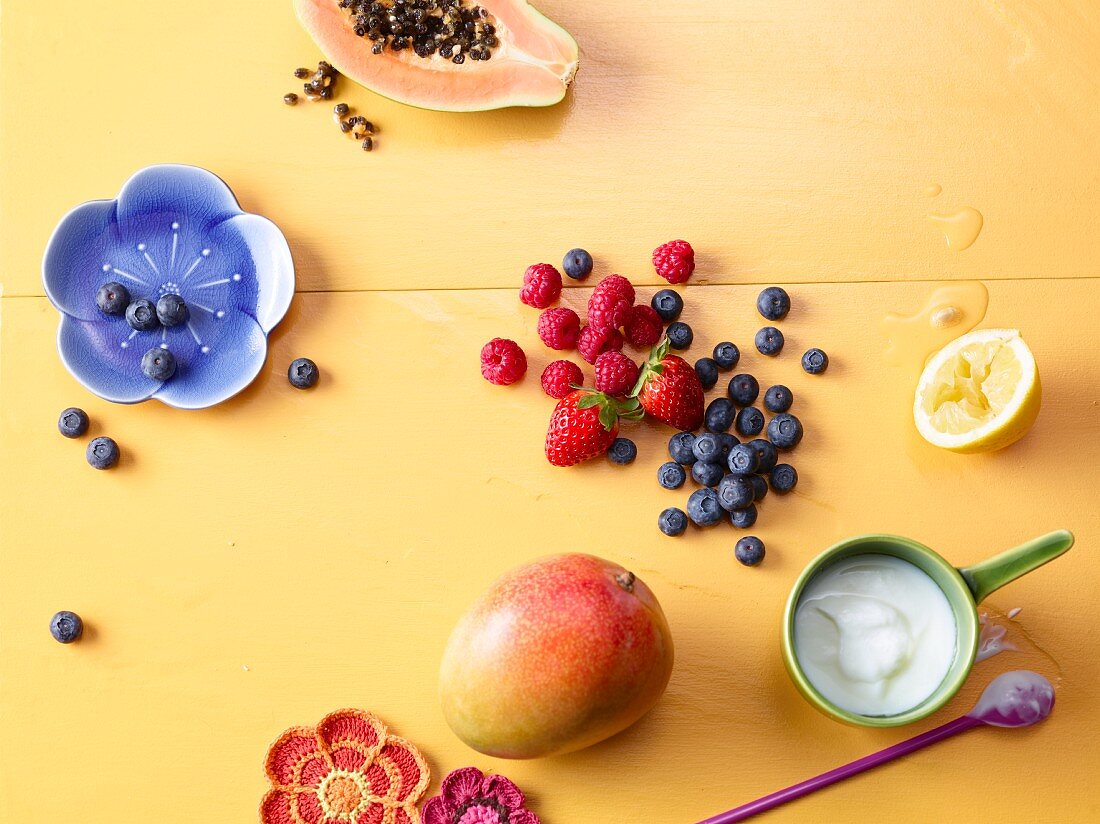 Zutaten für gesunde Shakes mit frischen Früchten