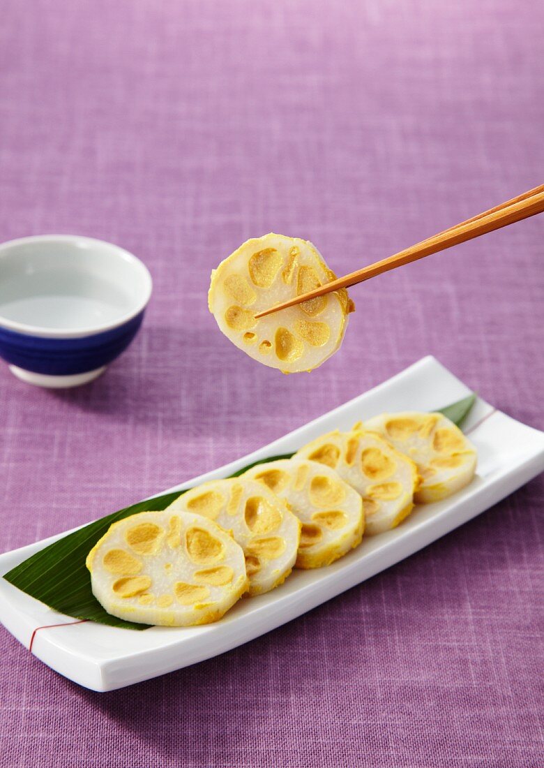 Lotuswurzelscheiben, mit Senf gefüllt (Japan)