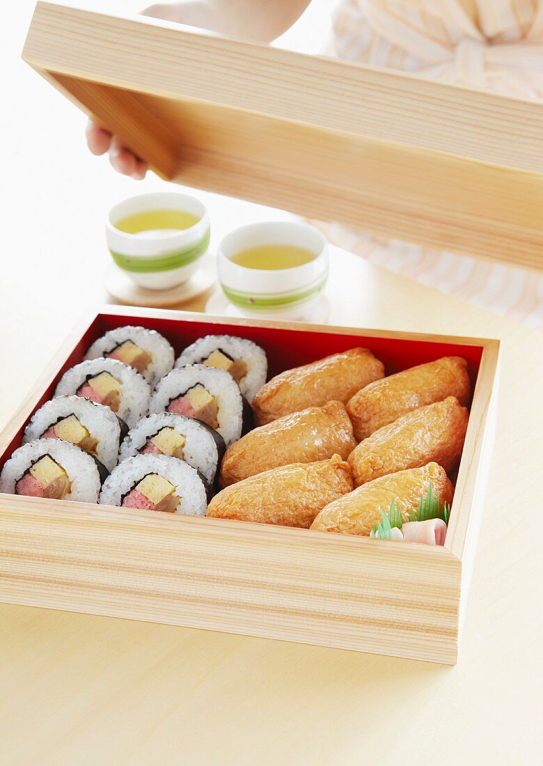 Sukeroku sushi in a wooden crate (Japan)