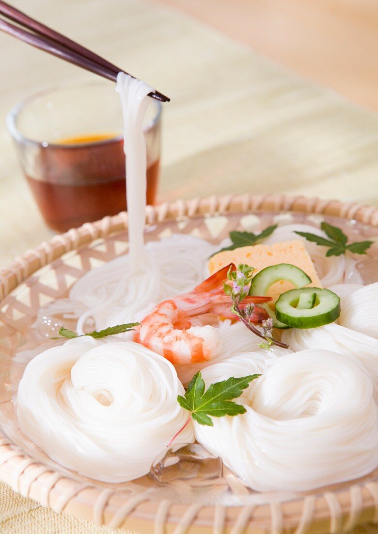 Reisnudeln mit Garnelen, Gurke und Omelett (Japan)