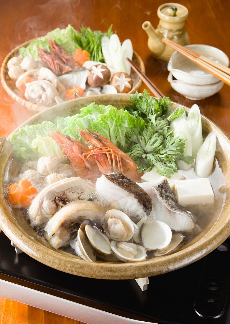 Yosenabe (Eintopf, Japan) mit Fisch und Meeresfrüchten