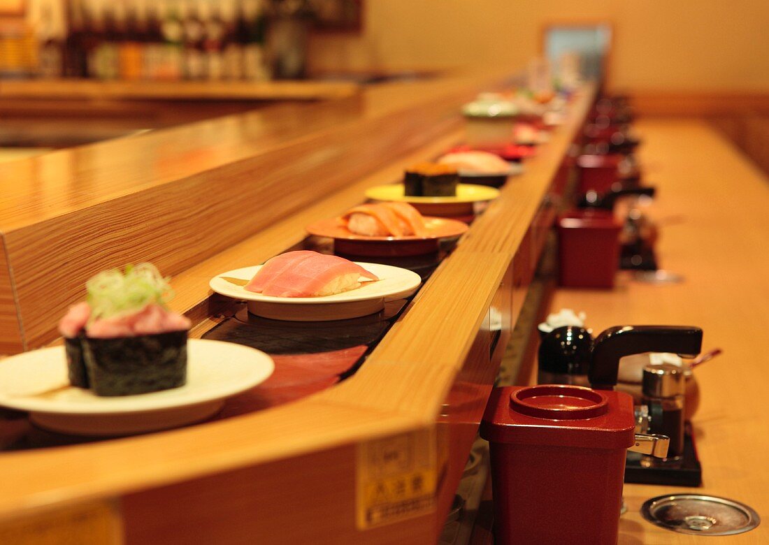 Förderband mit Sushi im Restaurant