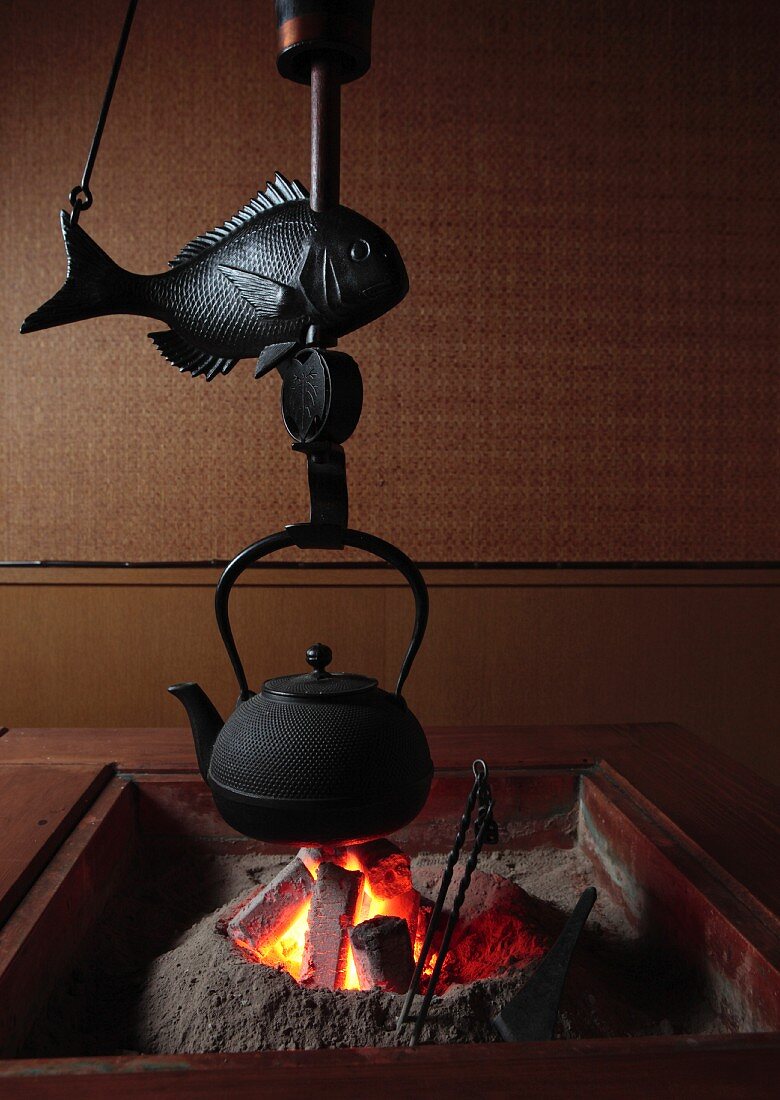Teekessel über Feuerstelle im Restaurant (Japan)