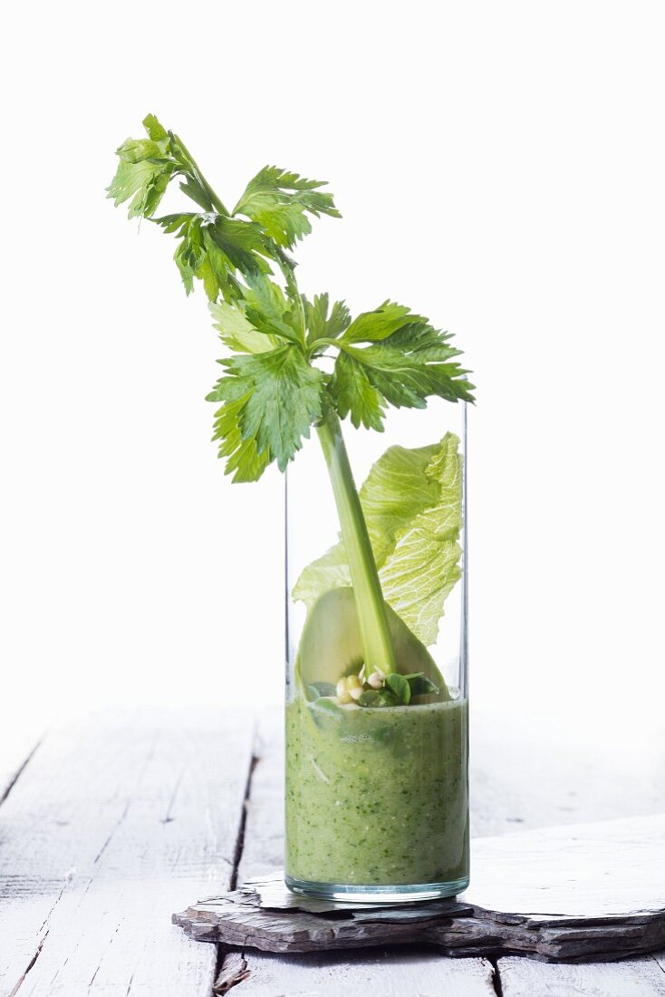 Gemüsesmoothie mit Avocado, Stangensellerie und Eissalat