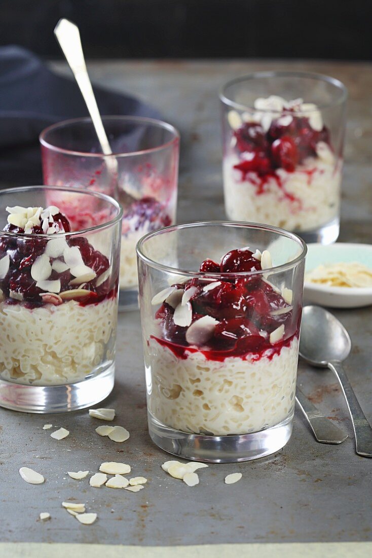 Milchreis mit Kirschen & Mandeln