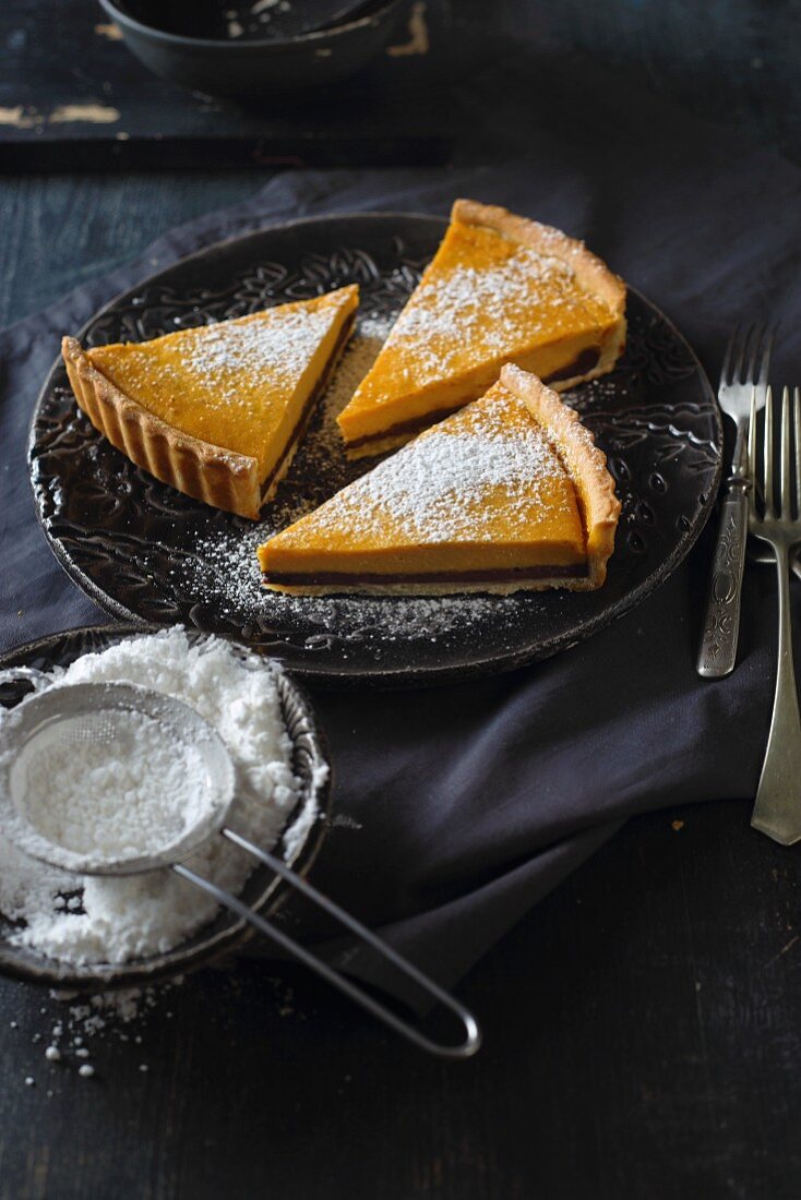 Süsse Kürbistarte mit Schokoladencreme & Puderzucker