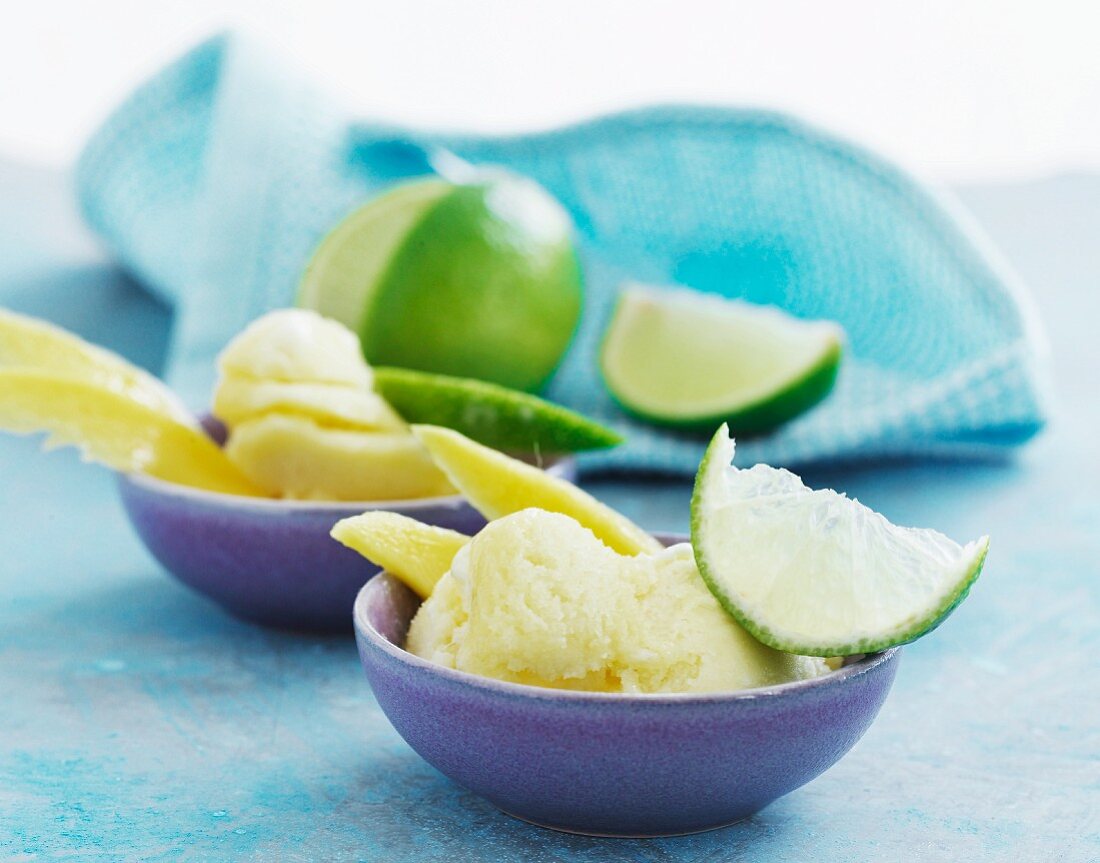 Mango-Limetten-Sorbet in zwei Schälchen