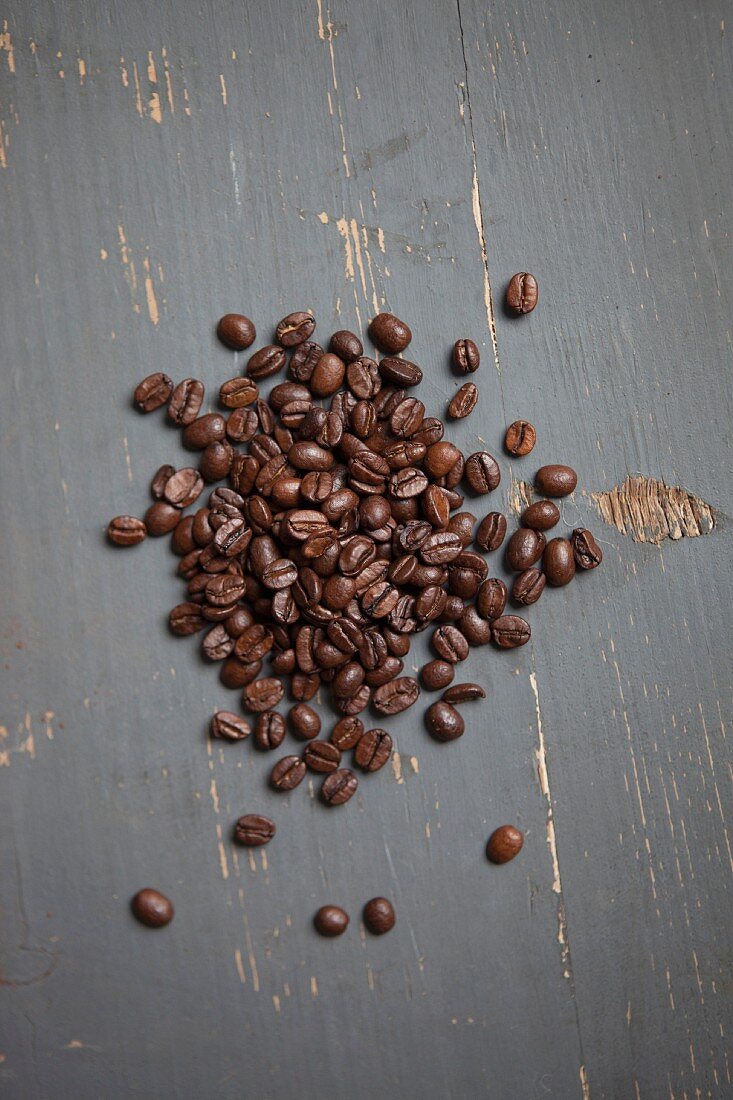 Kaffeebohnen auf Tisch