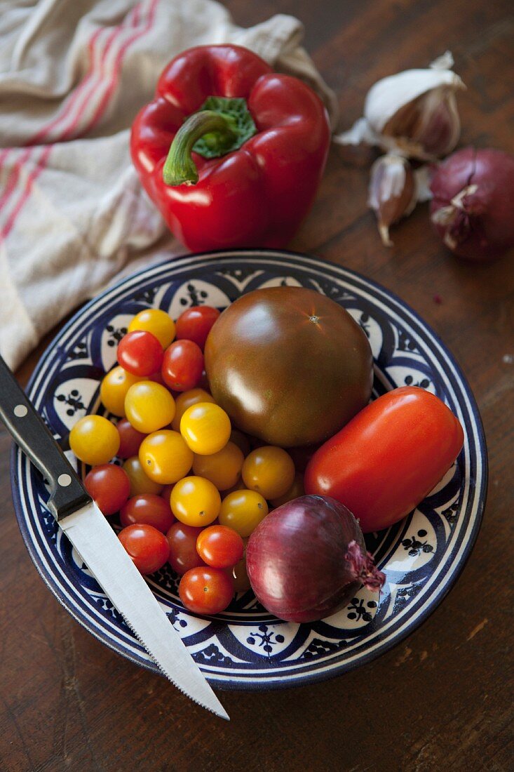 Gemüse und Messer auf Teller mit Messer
