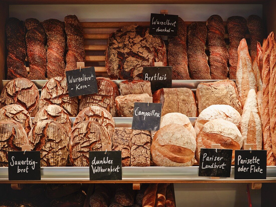 Verschiedene Brotsorten in Regalen einer Bäckerei