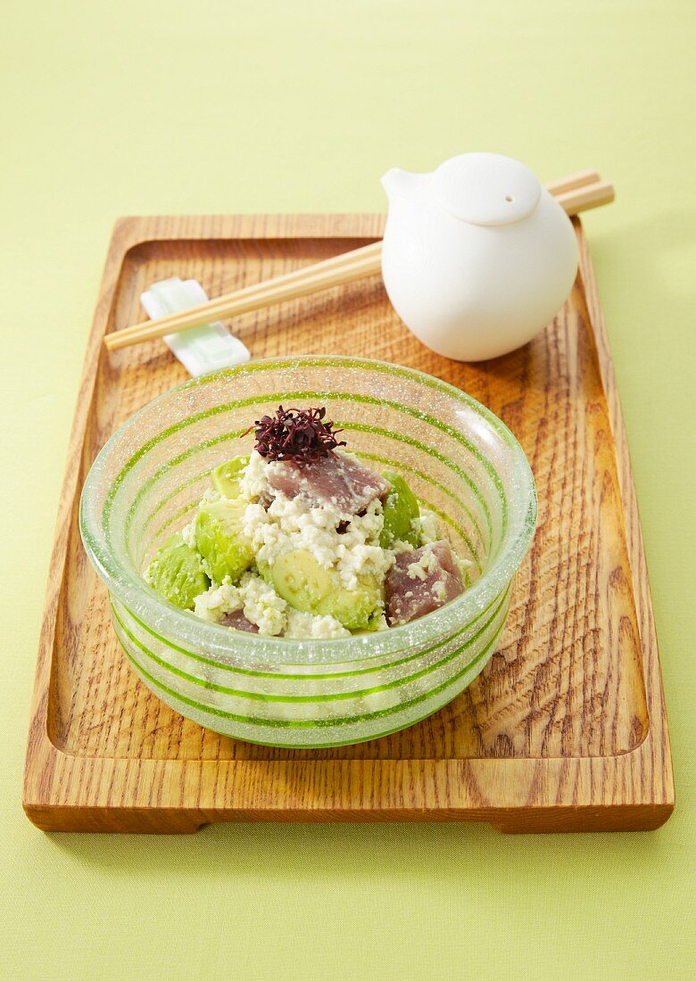 Avocado und Thunfisch mit gestampftem Tofu (Japan)