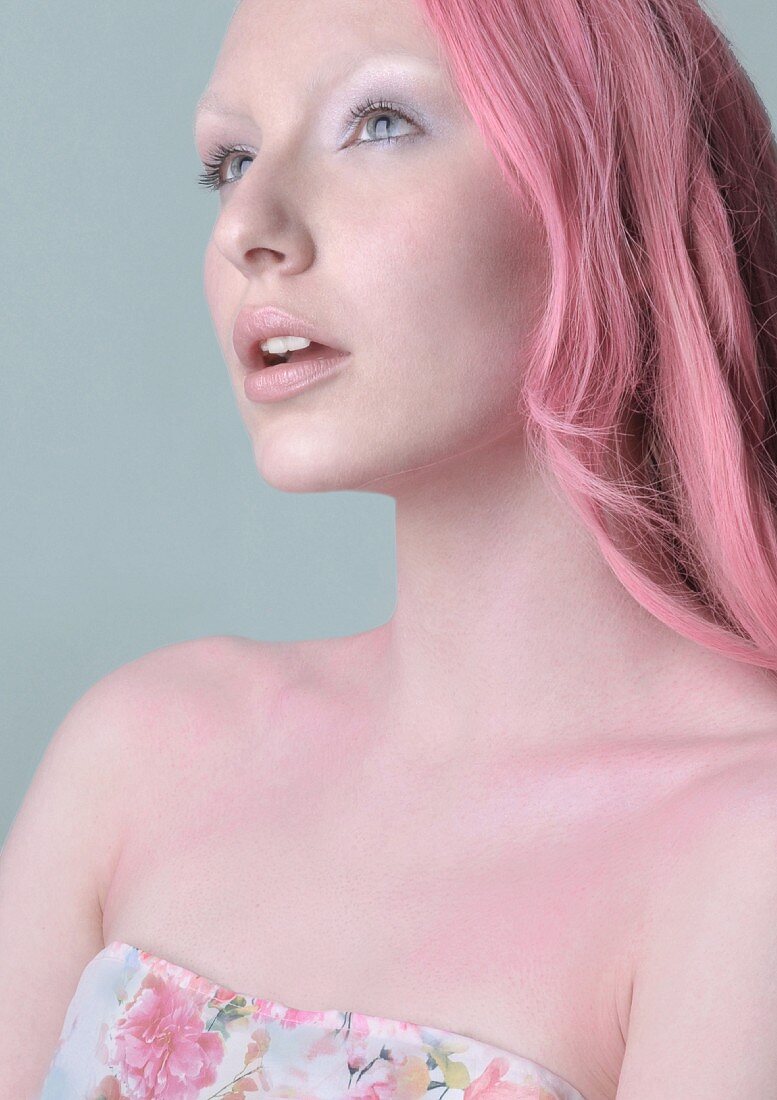 Frau mit rosa gefärbten Haaren in trägerlosem Top