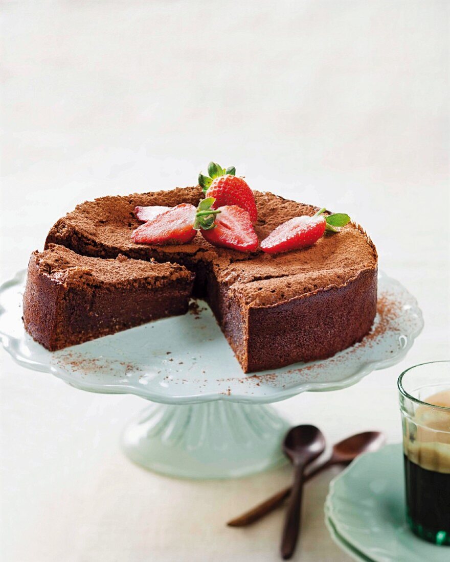 Schokoladenkuchen ohne Mehl, angeschnitten & auf Kuchenständer