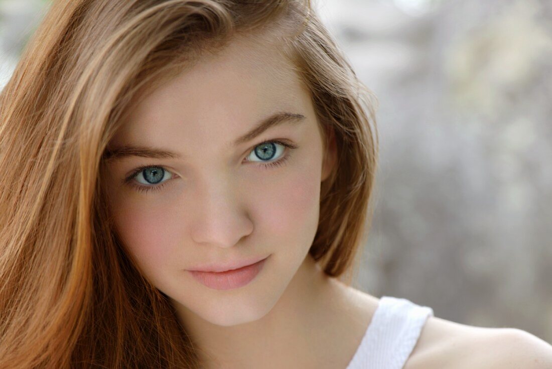 Brünette junge Frau mit blauen Augen