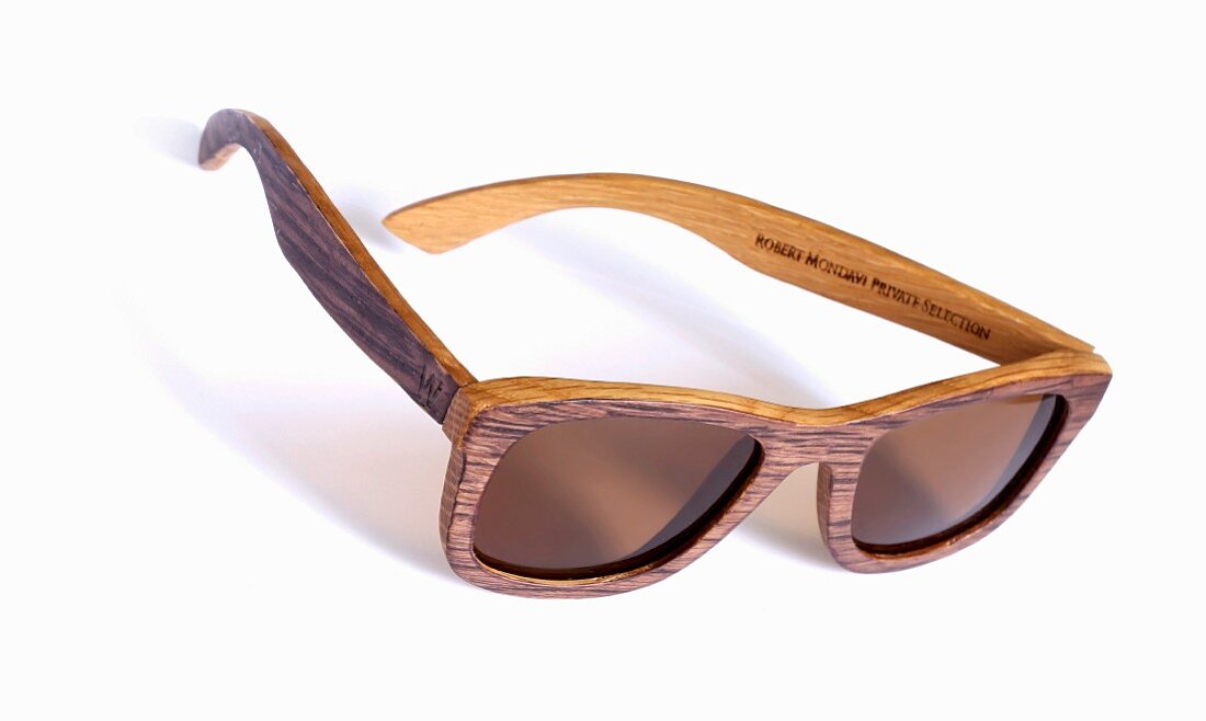Sonnenbrille mit Holzgestell (aus Eichenfässern des Weinguts Robert Mondavi)