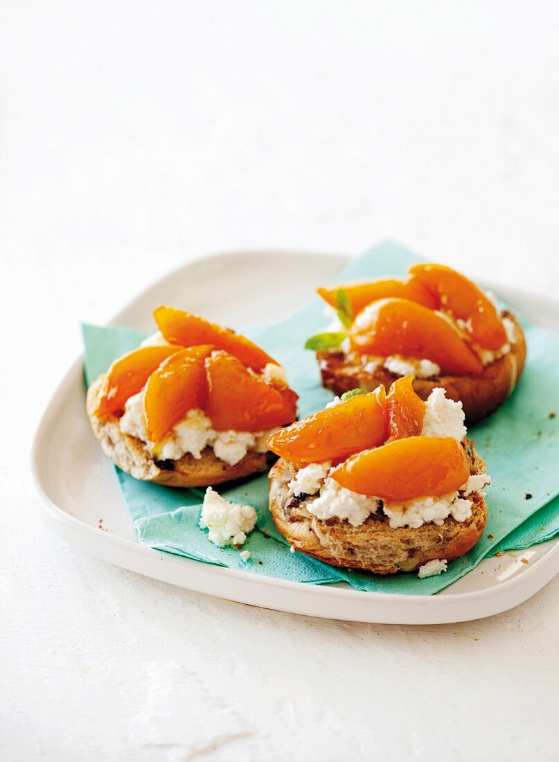 Milchbrötchentoast mit Ricotta und gedünsteten Pfirsichen