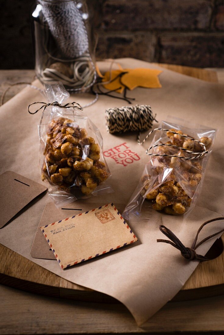 Macadamia-Karamell mit Maldon-Salz und Pfeffer als Geschenk verpackt