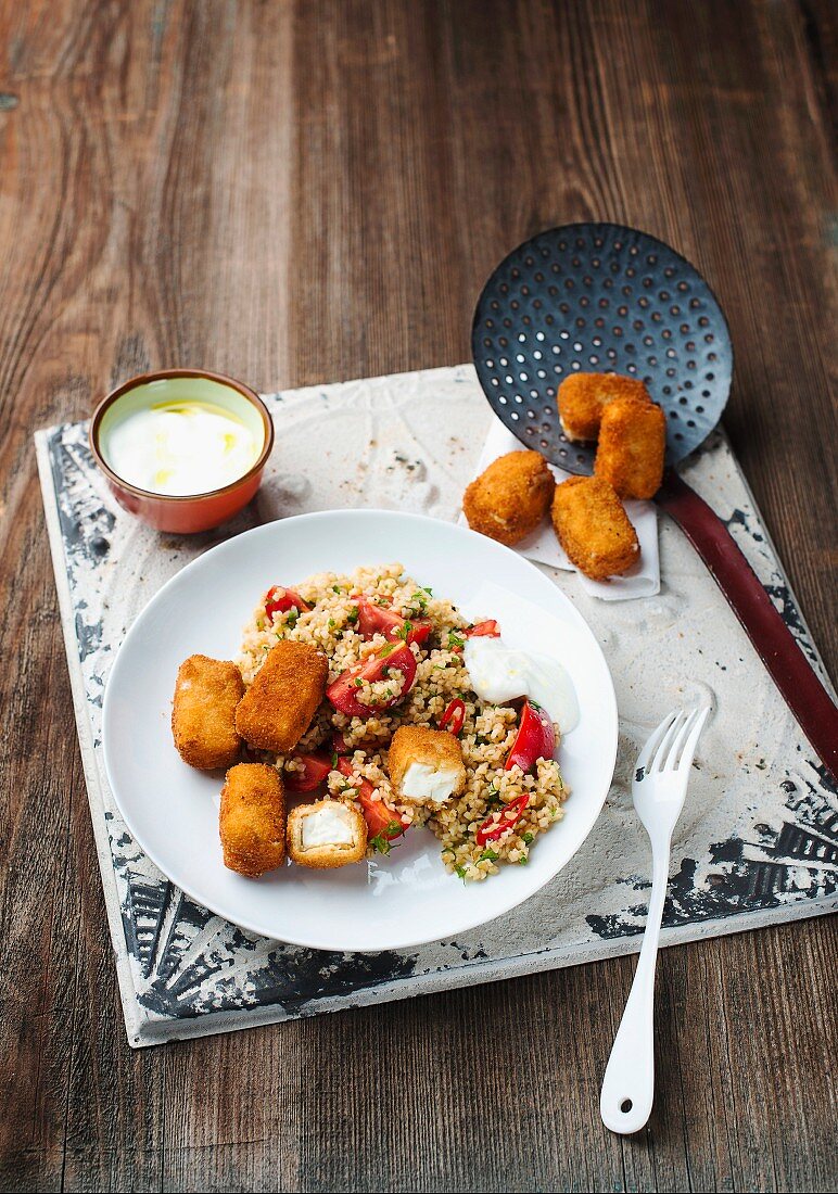 Bulgursalat mit gebratenem Schafskäse und Dip