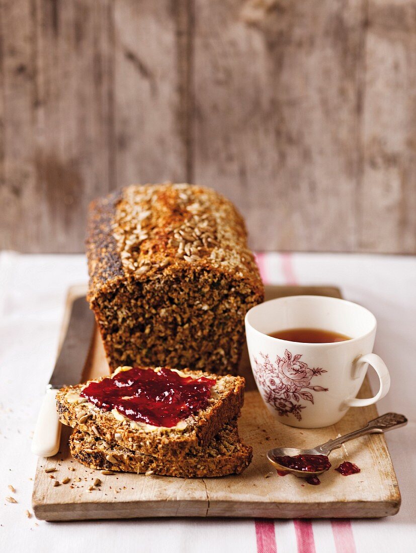 Selbstgebackenes Mehrkornbrot mit Marmelade