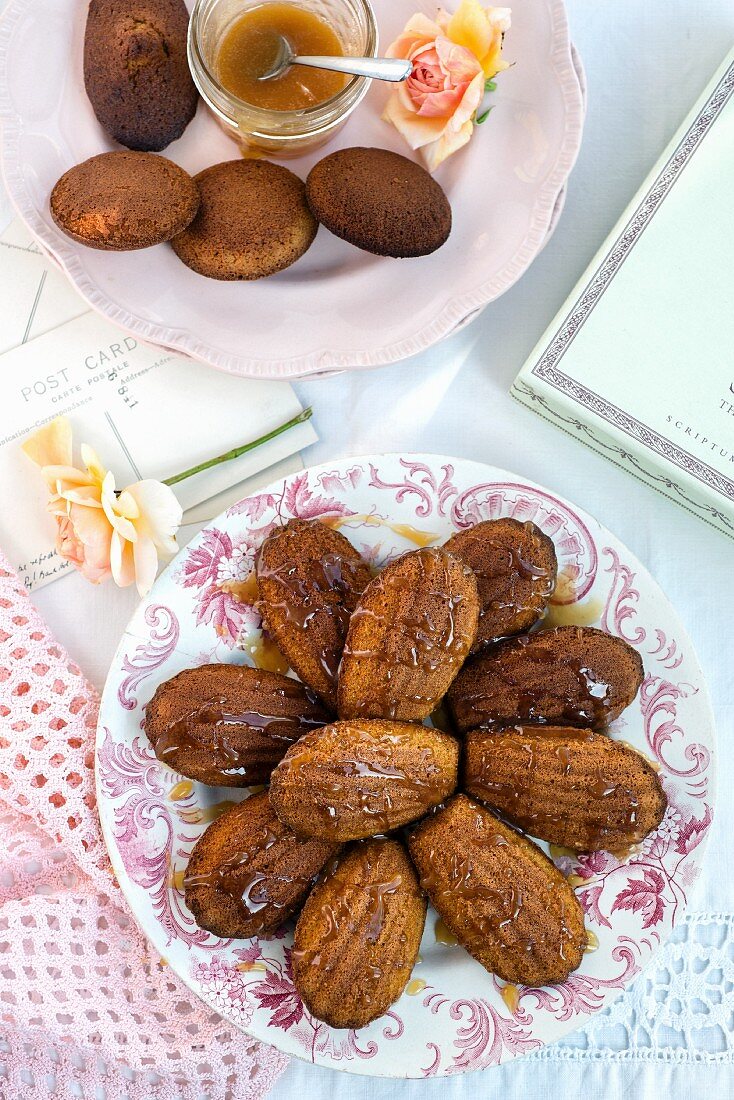 Pumpkin madeleines with salted caramel sauce (seen from above)