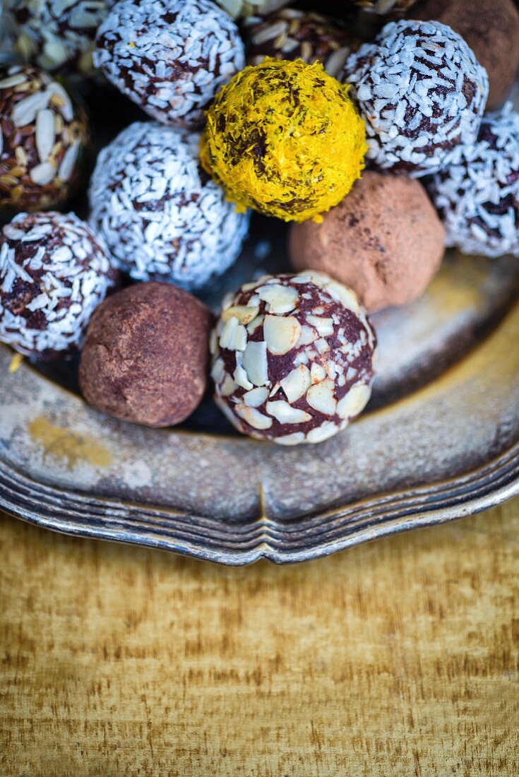 Vegan truffle pralines with dates, prunes and cocoa powder