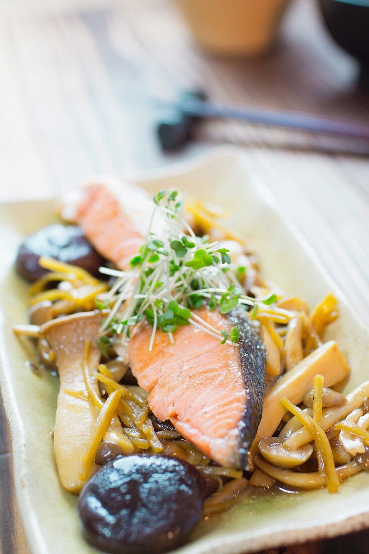 Salmon and mushrooms with ginger
