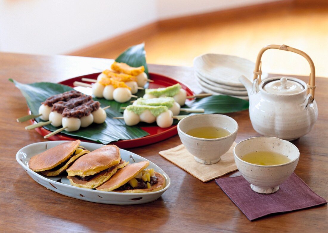 Japanische Süssspeisen und grüner Tee
