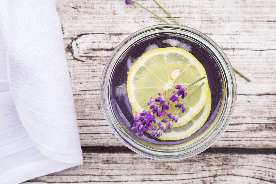 Hausgemachte Lavendellimonade im Glas (Aufsicht)