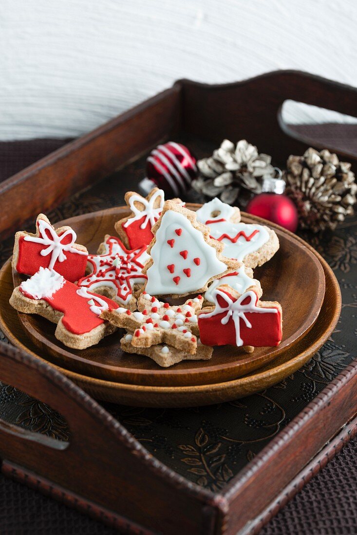 Weihnachtsplätzchen mit rot-weißem Zuckerguss verziert