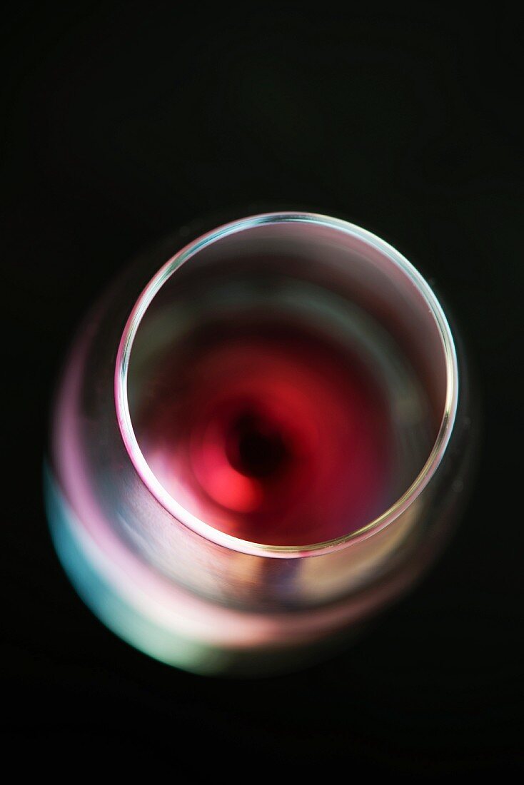 Abstraktes Foto von einem Rotweinglas