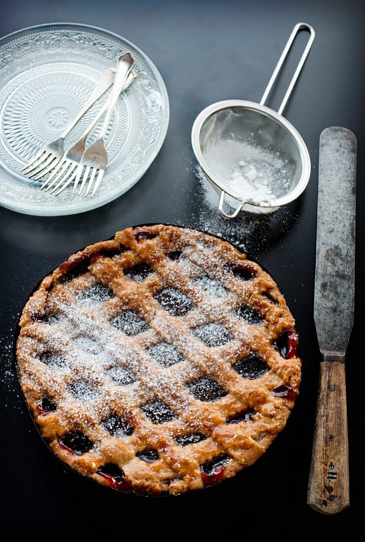 Hausgemachte Linzer Torte mit Puderzucker