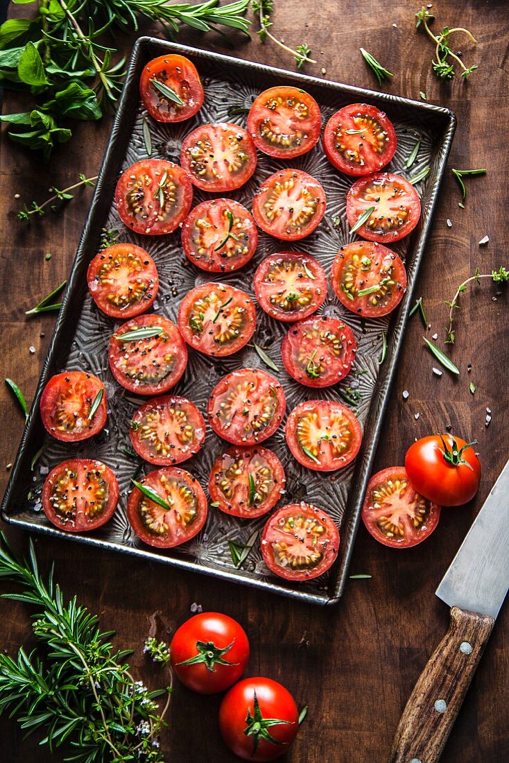 Halved tomatoes for drying on a baking tray