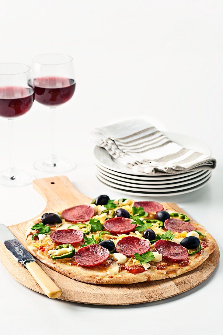 Pizza mit Salami und Oliven