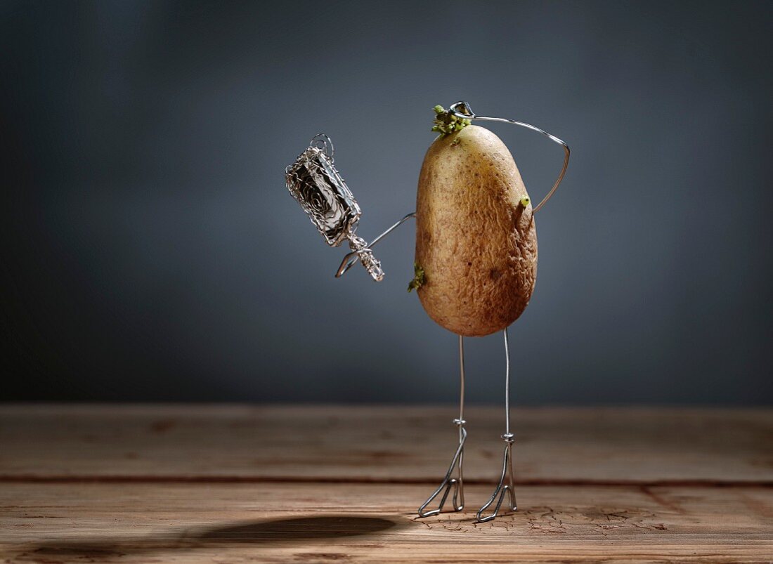 Symbolbild: Runzelige Kartoffelfigur schaut in Spiegel