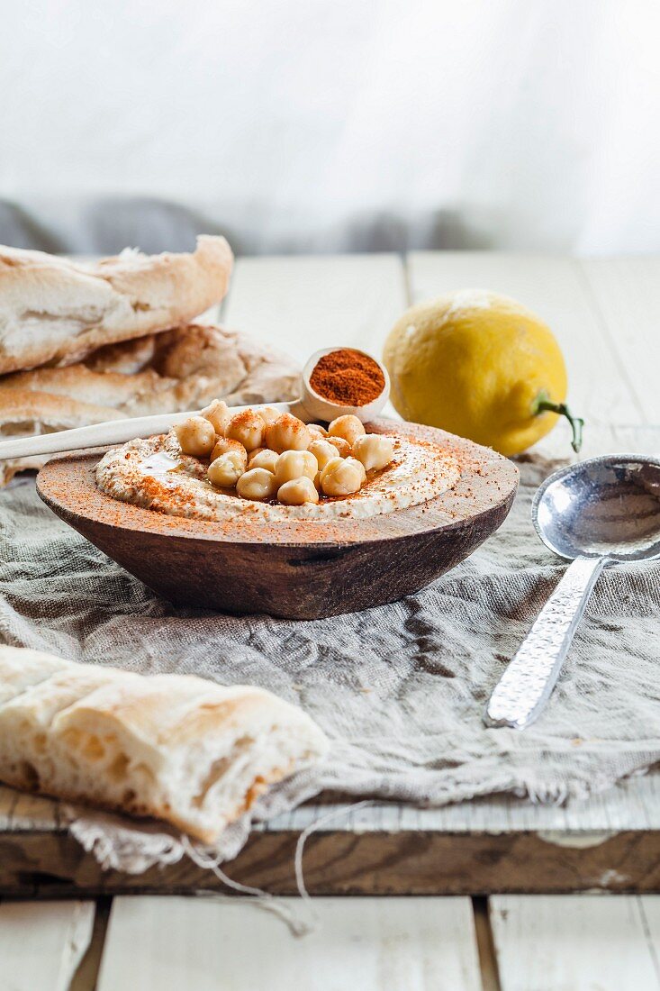 Hummus with unleavened bread (Turkey)