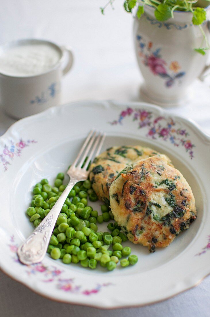 Potato and spinach burgers with feta cheese, peas and yoghurt