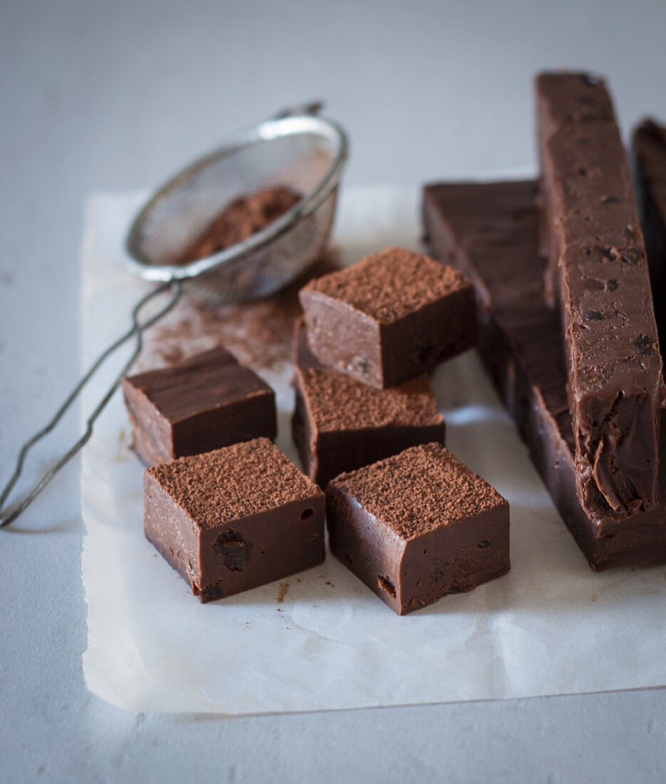 Fudge mit Rumrosinen und Kakaopulver