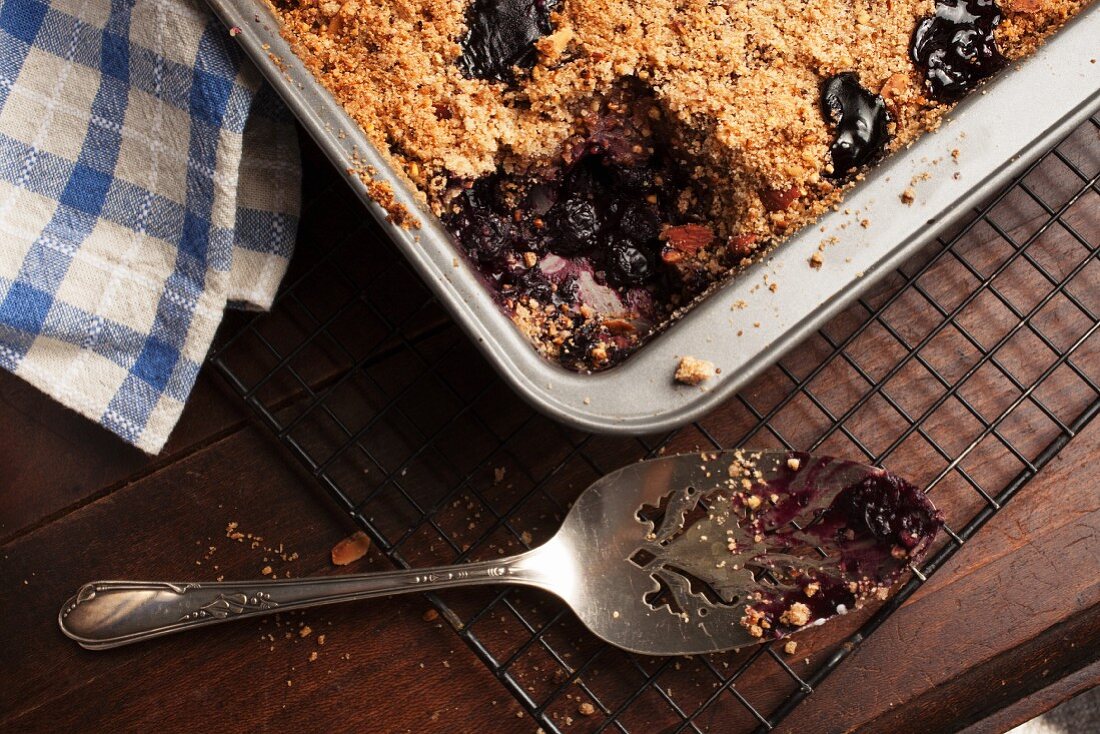 Warmer Heidelbeer-Streusel-Kuchen, angeschnitten