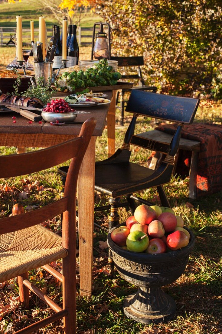 Gedeckter Tisch im herbstlichen Garten