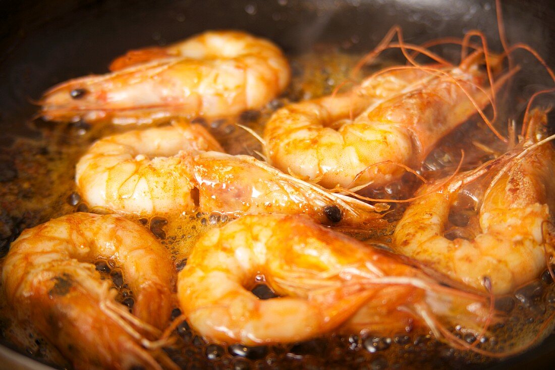 Prawns sizzling in a pan (close-up)