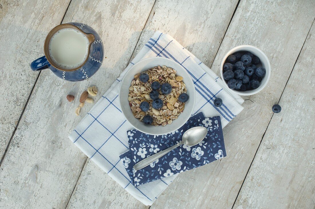 Gesundes Frühstück: Müsli mit Milch & frischen Blaubeeren (Aufsicht)