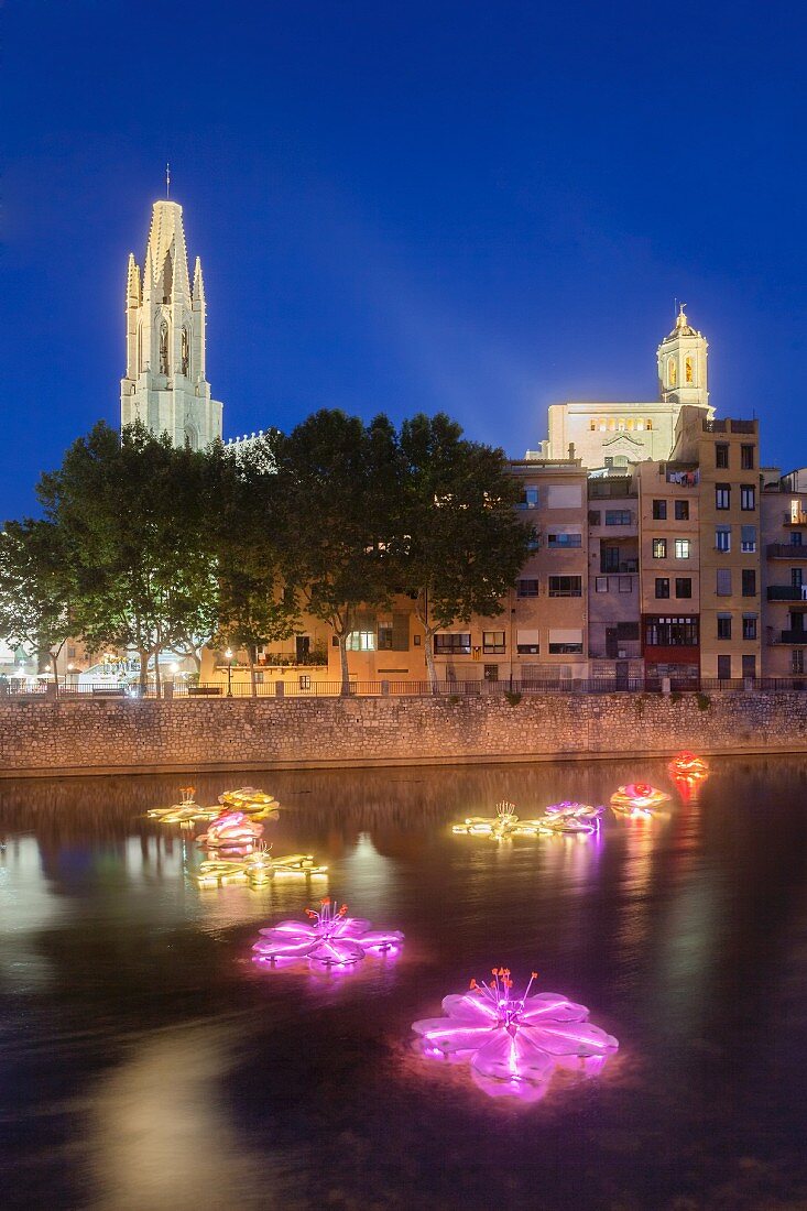 Blumenfest: Blüten auf dem Fluss Onyar, Girona, Katalonien, Spanien