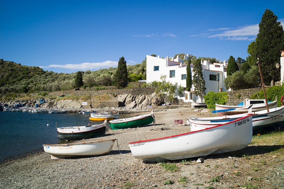 Der Dali Strand mit Fischerbooten, Portlligat, Katalonien, Spanien