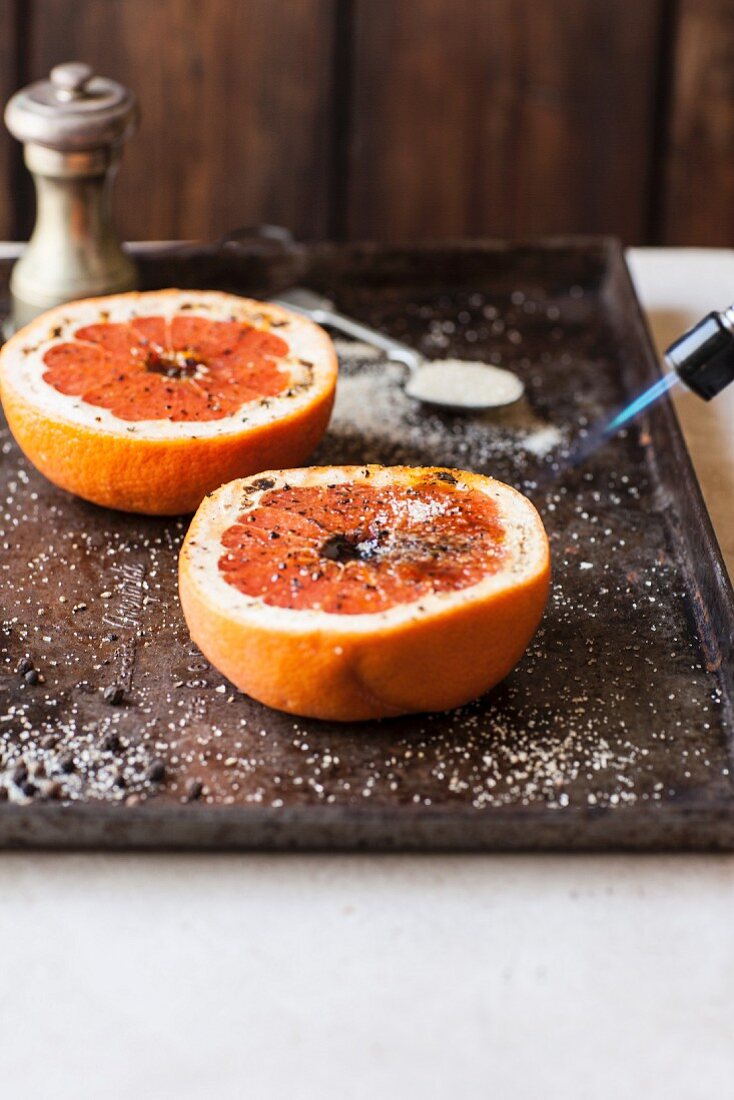 Gebackene Grapefruit-Hälften werden karamelisiert
